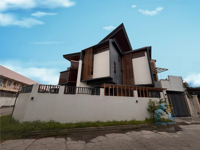 Stunning 3-Storey House & Lot for Sale