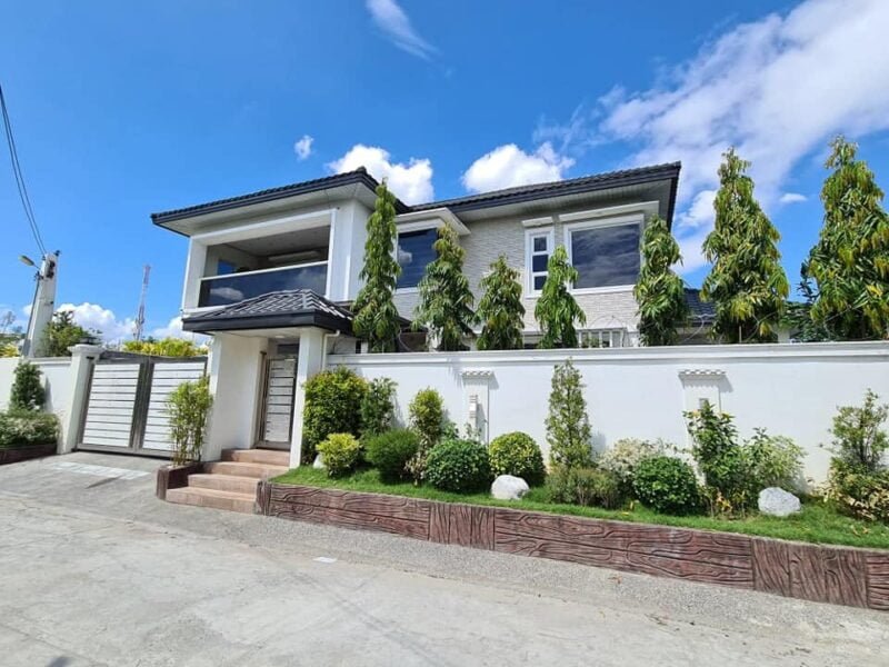 Two-Storey Modern Contemporary Fully Furnished with Pool