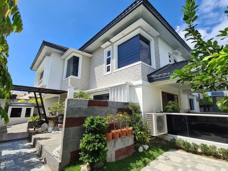 Two-Storey Modern Contemporary Fully Furnished with Pool