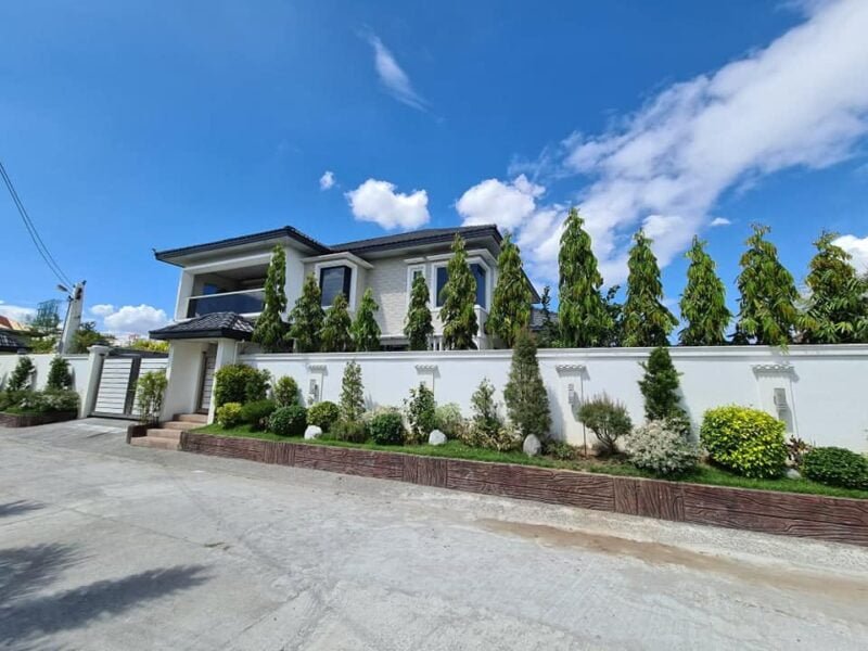Two-Storey Modern Contemporary Fully Furnished with Pool