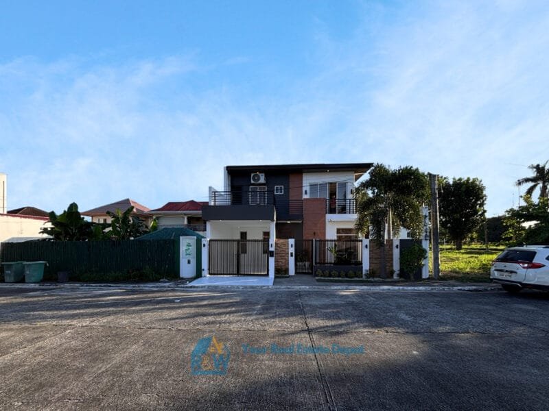 Pre-Owned Two-Storey House with Adjacent Lot for Sale in Angeles City | 4BR